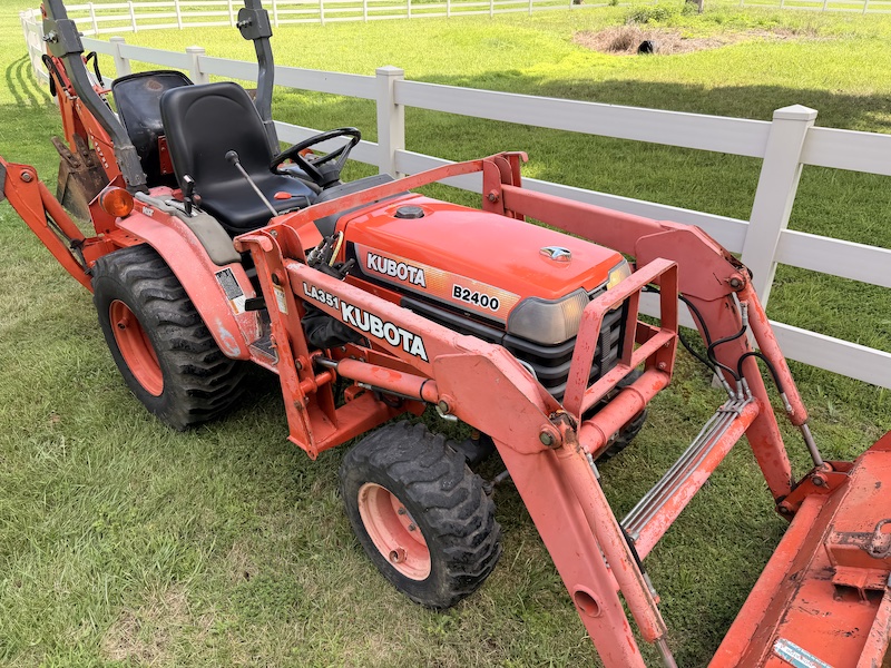 1999 Kubota B2400 Tractor Loader Backhoe - Image 16