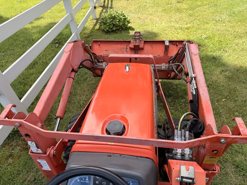 1999 Kubota B2400 Tractor Loader Backhoe - Image 21
