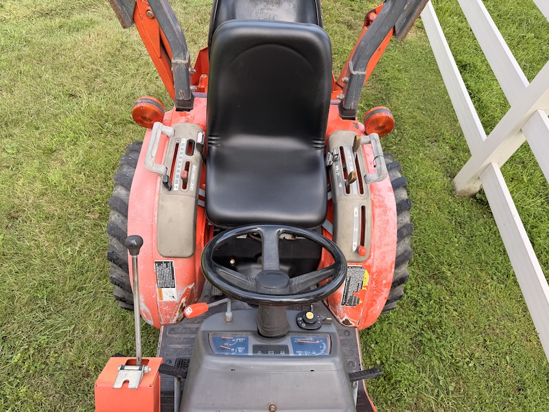 1999 Kubota B2400 Tractor Loader Backhoe - Image 22
