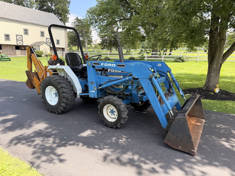 1989 Ford 1320 Tractor Loader Backhoe - Image 3