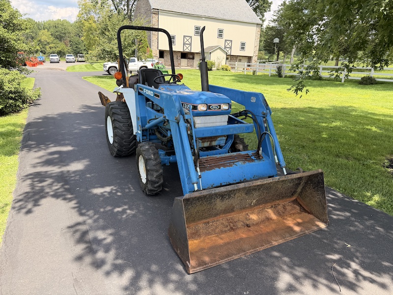 1989 Ford 1320 Tractor Loader Backhoe - Image 4