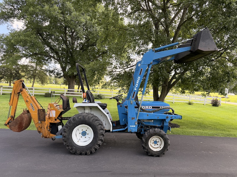 1989 Ford 1320 Tractor Loader Backhoe - Image 9