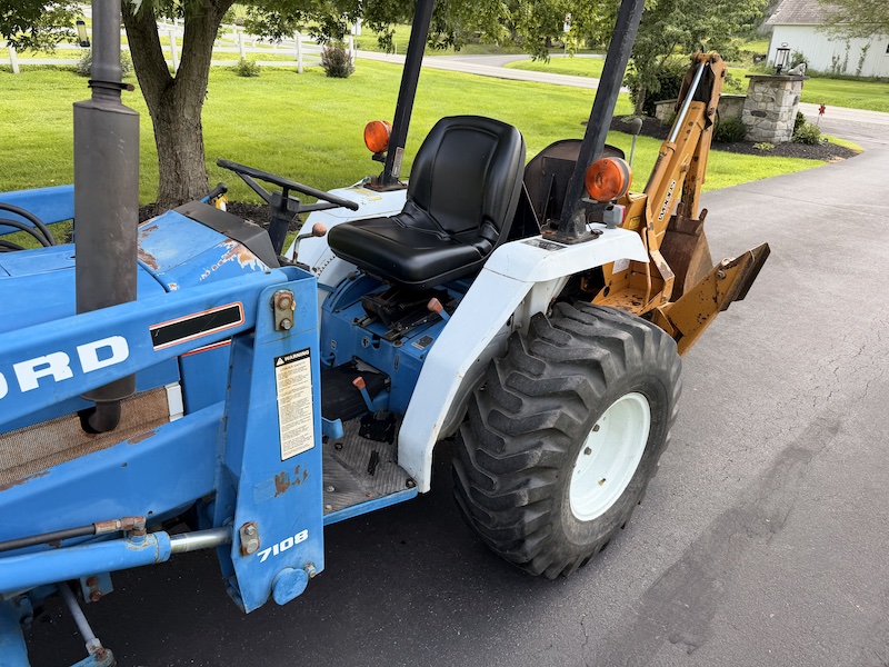 1989 Ford 1320 Tractor Loader Backhoe - Image 16