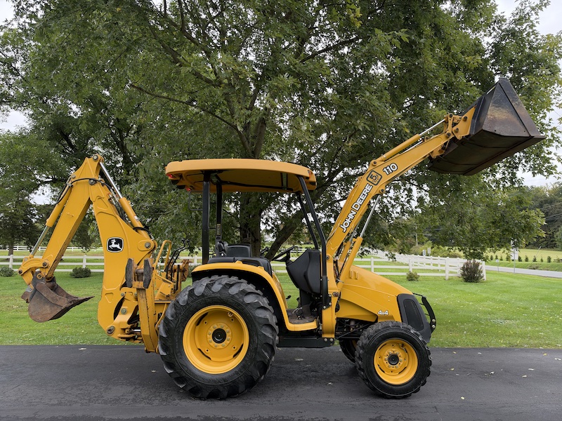 2004 John Deere 110 Tractor Loader Backhoe - Image 11
