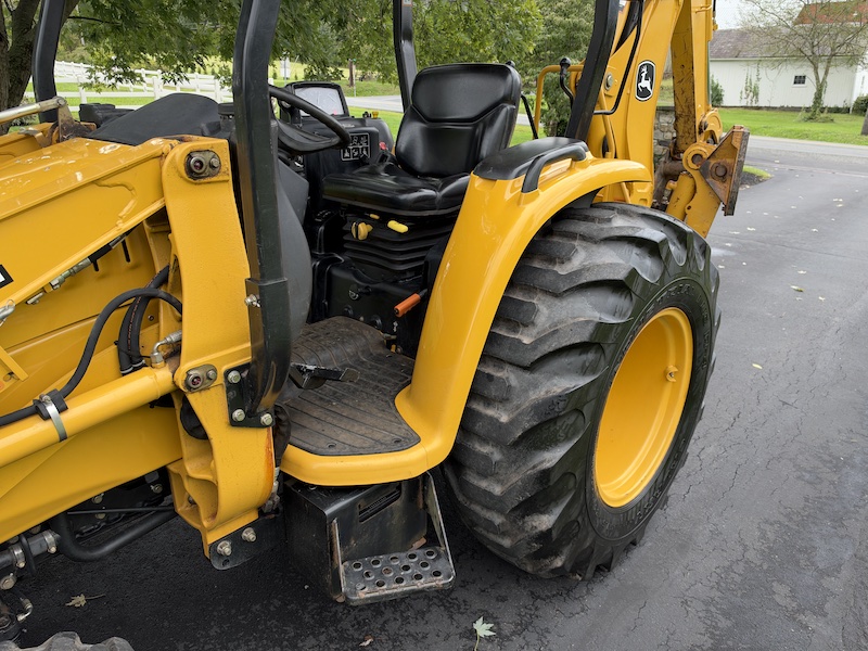 2004 John Deere 110 Tractor Loader Backhoe - Image 21