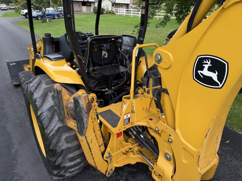 2004 John Deere 110 Tractor Loader Backhoe - Image 25