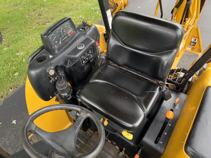 2004 John Deere 110 Tractor Loader Backhoe - Image 31