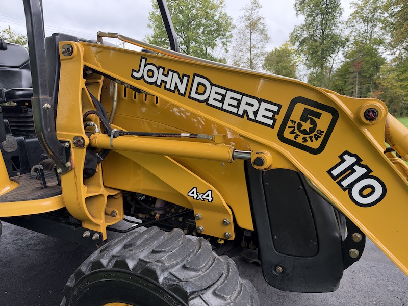 2004 John Deere 110 Tractor Loader Backhoe - Image 40