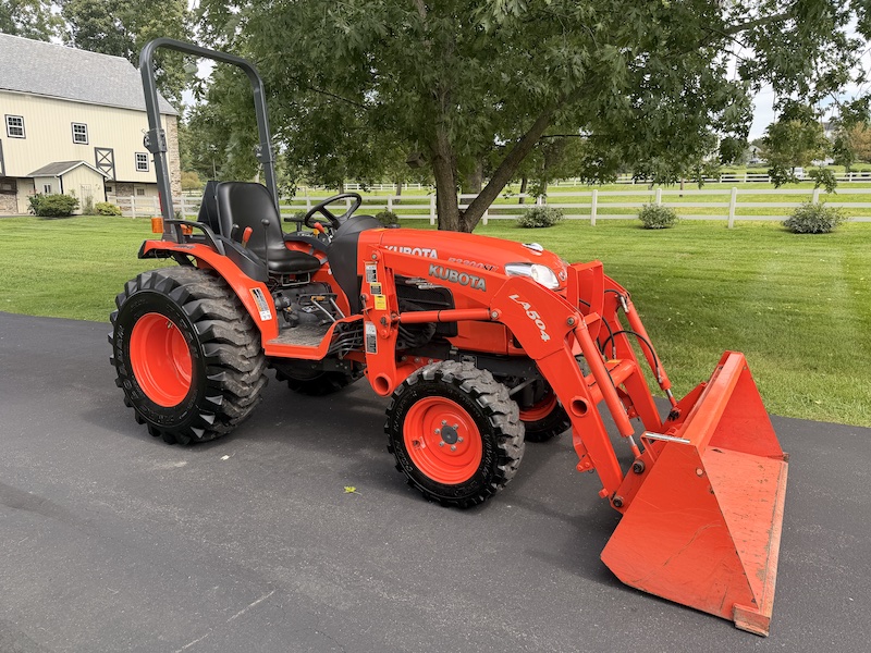 2013 Kubota B3300 Tractor Loader - Image 3